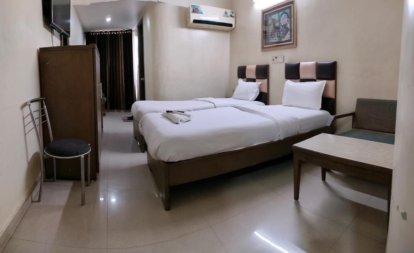 Hotel Zenith Surat Exterior photo