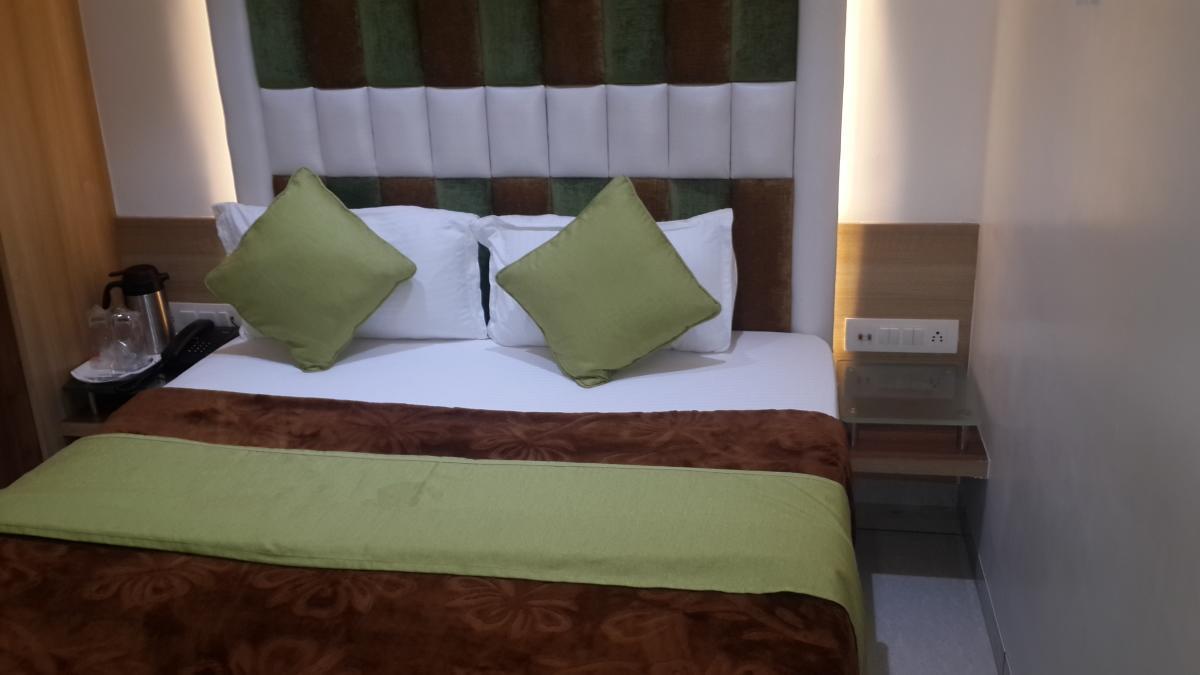 Hotel Zenith Surat Exterior photo